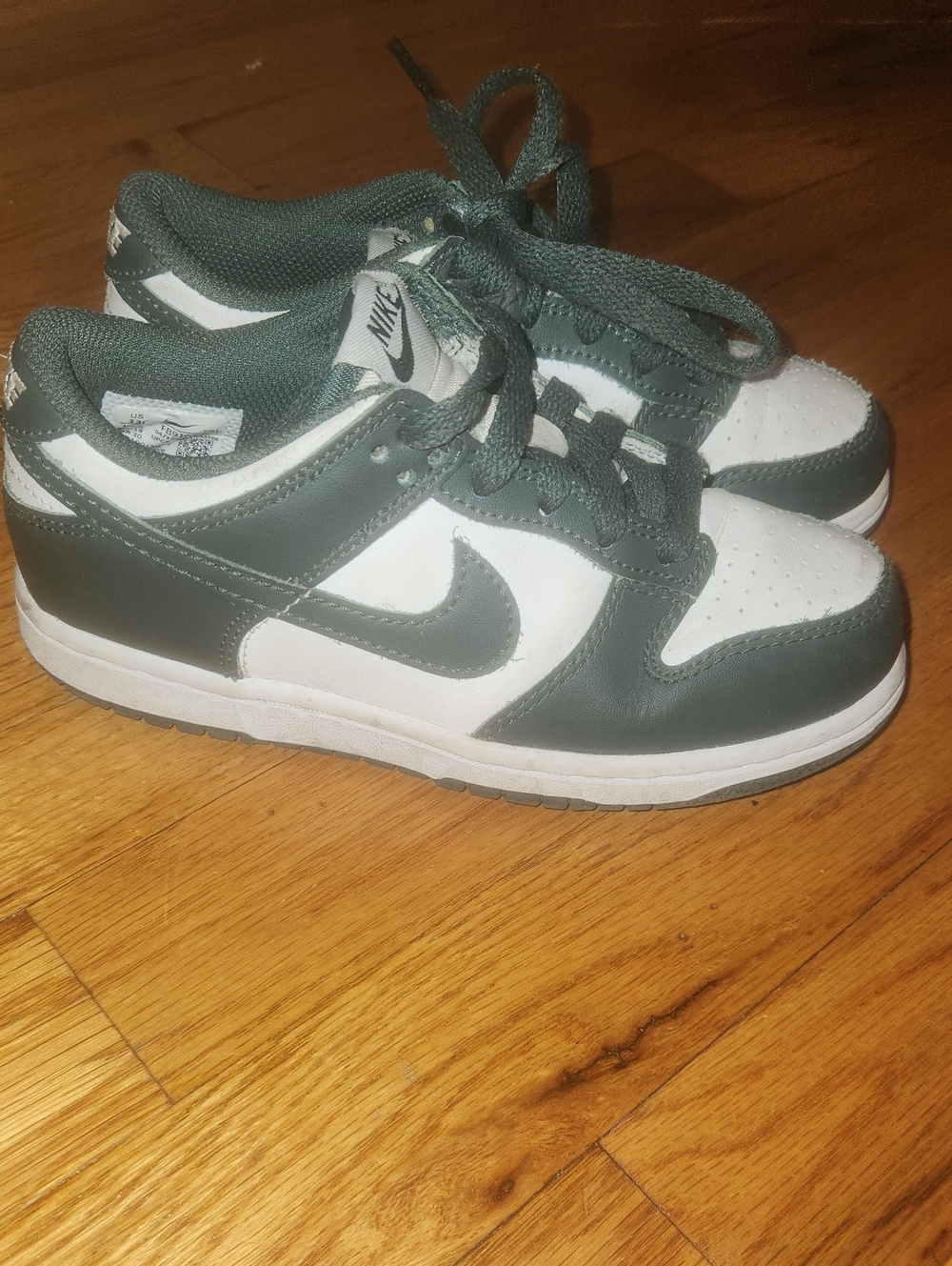 Nike Kids Low-Top Sneakers in Green and White